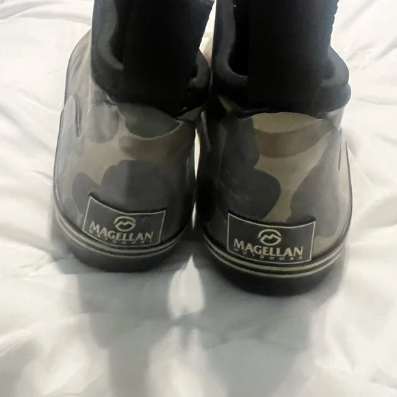 Magellan outdoors rubber camp kids boots size 5D - Picture 3 of 4
